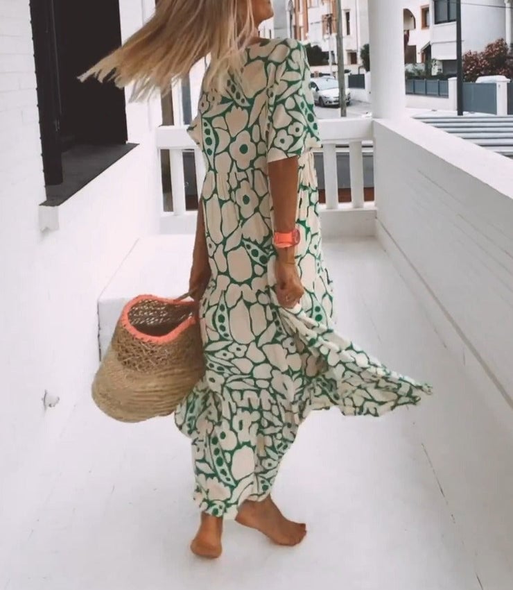 Juni - Ibiza-stil klänning med bohemiskt blomtryck