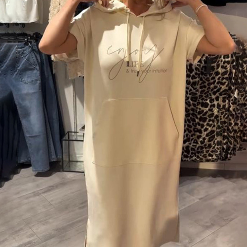 Ebba - Ledig klänning med huva och feminin passform