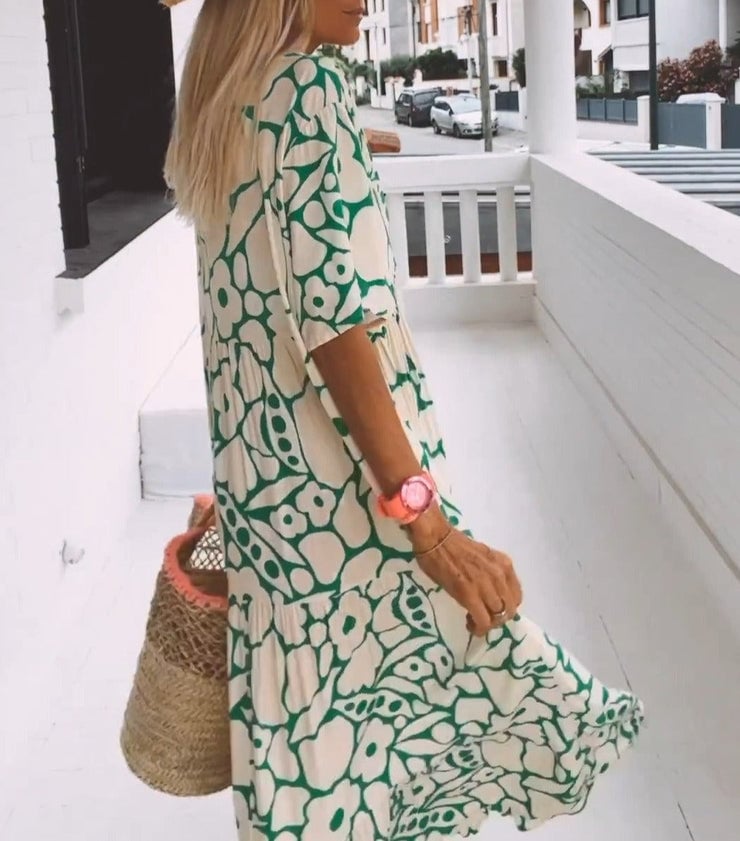 Juni - Ibiza-stil klänning med bohemiskt blomtryck