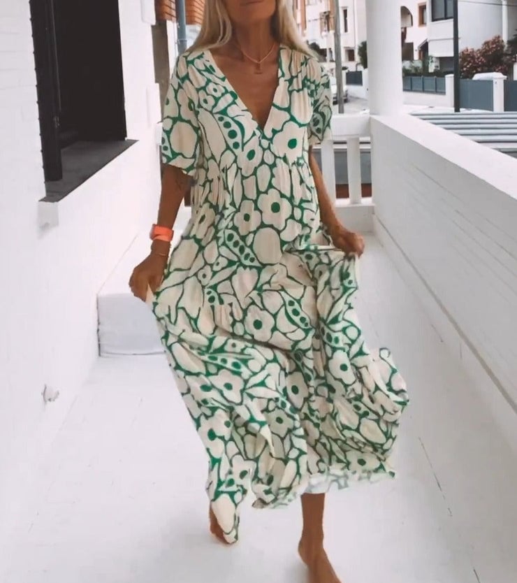 Juni - Ibiza-stil klänning med bohemiskt blomtryck